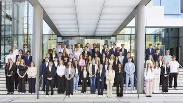 Gruppenbild mit Auszubildenden und Ausbildungsbetreuern vor dem Haupteingang des Unternehmens. Willkommen bei der LVM Versicherung heißt es für über 60 Auszubildende.  Foto: LVM Versicherung/Bernd Schwabedissen